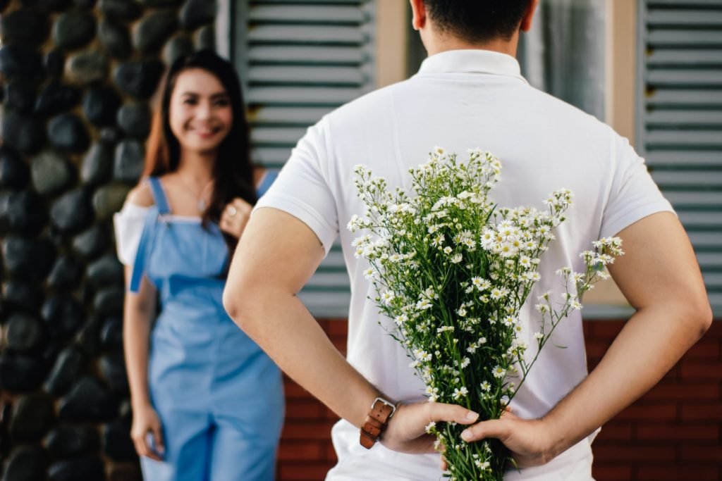 アラフィフが年下男性と恋愛するにはまず彼からの脈ありサインを逃さないこと 大人の婚活 恋活 もっと恋愛しよう